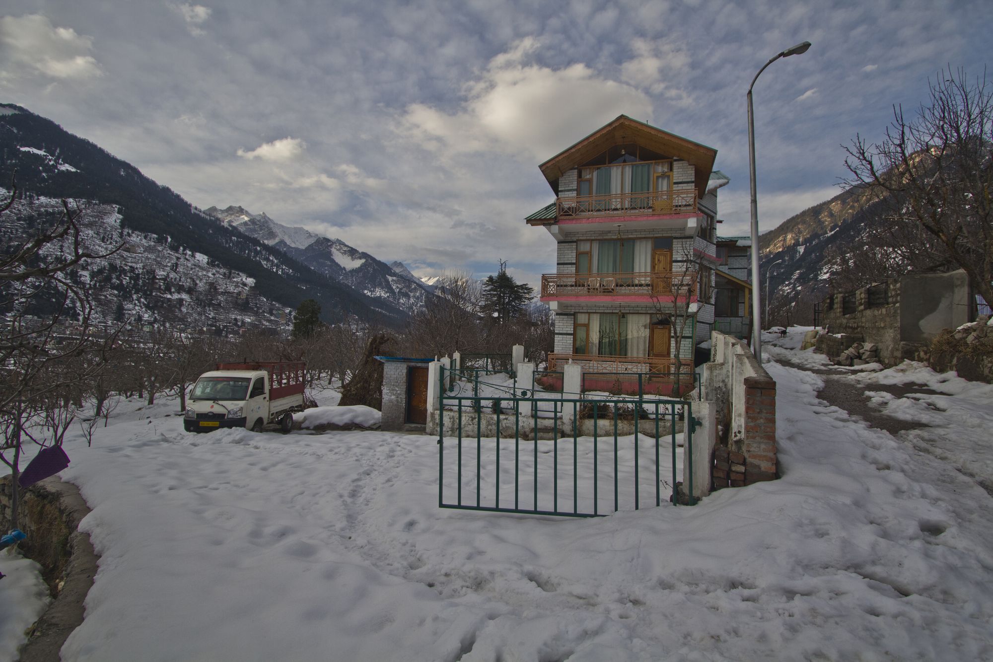Hotel Mountain Face Manāli Buitenkant foto